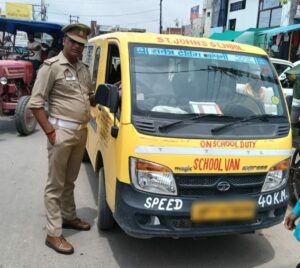 स्कूली बच्चों को जागरूक करने के लिए यातायात विभाग चला रहा विशेष अभियान