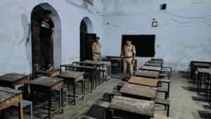 नकल विहीन परीक्षा कराए जाने के संबंध में कर रहे निरीक्षण