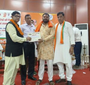 बजरंग दल के जिला सहसंयोजक धर्मेंद्र सिंह जनसेवक को मिला सम्मान पत्र।