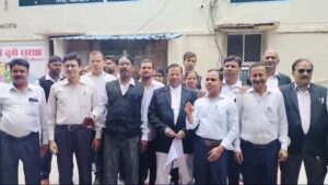 हरदोई जनपद में अधिवक्ता की हुई हत्या को लेकर किया धरना प्रदर्शन