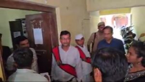 धक्का देने पर एक फरियादी को डीएम ने जड़ा थप्पड़"