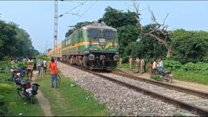 ट्रेन से गिरकर एक व्यक्ति की दर्दनाक मौत हो गई 