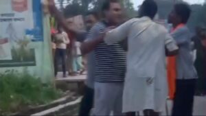 बेखौफ दबंगों ने एक दलित को पीटा वीडियो हुआ वायरल