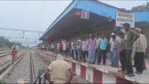 रेलवे स्टेशन पर चलती ट्रेन पर अज्ञात महिला को चढ़ना पड़ा महंगा