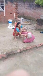 कलियुगी बहू ने सास को बेरहमी से पीटा।