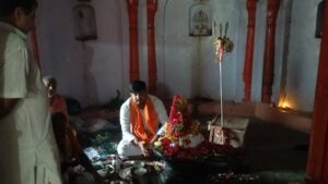 मानस वल्ड के चेयर मैन मानस पान बहार के मालिक मानस त्रिवेदी ने विश्व कल्याण के लिए किया हवन यज्ञ,
बता दें मानस पान बहार के मालिक मानस त्रिवेदी ने बांग्ला देश में हो रही हिंदुओं की हत्याएं महिलाओं के साथ मानवता को तार तार कर ने वाली घटना की घोर निन्दा करते हुए कहा आज हमारे देश में संस्कारों का अभाव होता जा रहा है जिसके चलते दुष्कर्म हत्या अपनी चरम सीमा को लॉग रही हैं सभी परिवार के बड़े बुजुर्गो को चाहिए आपने आपने बच्चो को 10 मिनट ही सही पर रामायण,गीता, या संस्कृति सभ्यता,धर्म का पाठ पढ़ाया जाना जरूरी है वही मानस वाल्ड के चेयर मैन मानस त्रिवेदी ने रायबरेली लालगंज क्षेत्र के सिद्ध पीठ मां संकठा धाम में आकर गंगा स्नान किया, वही सिद्ध पीठ में जा कर मां संकठा देवी जी का पूजन किया,वही महर्षि गर्ग जी की तापो स्थाली में शिवशंकर ,महादेव जी का पांच प्रकाण्ड विद्वान ब्राह्मणों द्वारा रुद्राभिषेक कर हवन यज्ञ किया