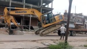 सपा नेता की बिल्डिंग पर चला बुलडोजर