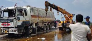 तेज रफ्तार टैंकर अनियंत्रित होकर हाईवे पर पलटा