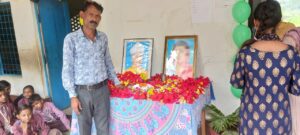 बच्चो ने काटा केक मनाया शिक्षक दिवस।