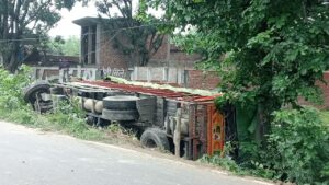 तेज रफ्तार अनियंत्रित डीसीएम पलटा, चालक घायल