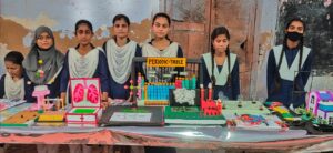 विज्ञान प्रदर्शनी में छात्र-छात्राओं ने दिखाई अपनी प्रतिभा।