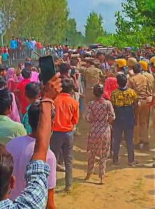 घटना के बाद से ग्रामीण और पुलिस वाले आमने सामने हैं।