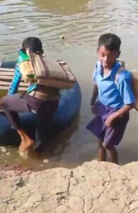 जान जोखिम में डाल कर स्कूल जाते बच्चे