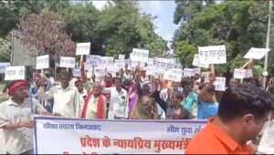 पिछवारिया की घटना को लेकर हुजूम पहुंचा कलेक्टर ऑफिस