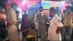 डीएम को पीड़ित परिवार ने सौंपा ज्ञापन