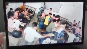 स्कूल में घुसकर नाबालिक छात्र की पिटाई (वीडियो वायरल)।