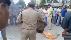 अखिलेश यादव का पोस्टर जला रहे भाजपा युवा मोर्चा के कार्यकर्ता आये आग की चपेट में,