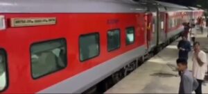 रेलवे विभाग के कर्मचारियों की बड़ी लापरवाही