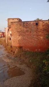 नदी के बढ़ते और घटते जलस्तर ने फिर बढ़ाई गांव वालों की चिंता।