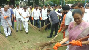 डिप्टी सीएम उद्यान में झाड़ू लगाकर सफाई किया।