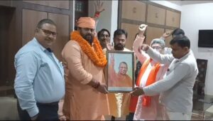 योगी सेवक हरिनारायण महाराज पहुंचे शाहजहांपुर,