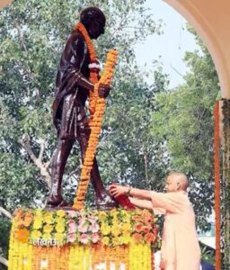 राष्ट्रपिता महात्मा गांधी की १५५ वी जयंती पर उत्तर प्रदेश के मुख्यमंत्री योगी आदित्यनाथ ने माल्यार्पण किया