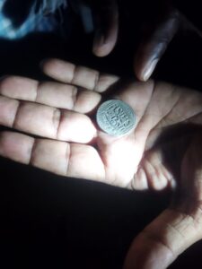 जमीन की खुदाई के दौरान मिला प्राचीन सिक्कों से भरा घड़ा