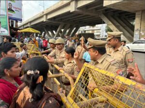 लखनऊ पुलिस ने सिपाहियों पर दर्ज किया मुकदमा,