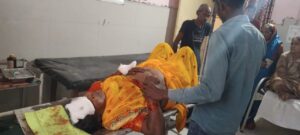 घायलों को इलाज के लिए पहुचाया गया सीएचसी बछरावा