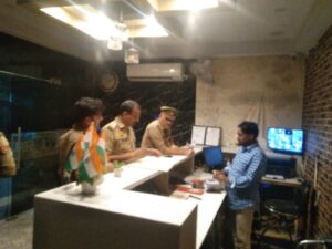 पुलिस ने देर रात चलाया चेकिंग अभियान