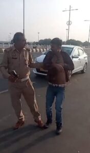 हाथ में पिस्टल लेकर युवक सड़क पर पहुंचा*