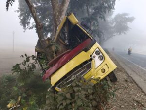 तेज रफ्तार प्राइवेट बस हाईवे किनारे खाई में पेड़ों से टकराई,