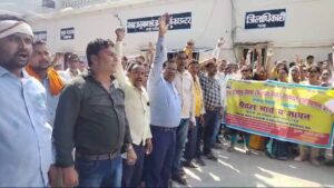 ग्राम रोजगार सेवकों ने किया जमकर प्रदर्शन,