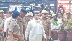 भारी सुरक्षा व्यवस्था के बीच में बाबा को किया गया पेश