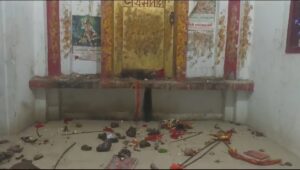 शराब के नशे में युवक ने मंदिर के अंदर घुसकर की तोड़फोड़ 