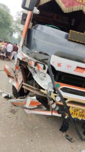 बस और कार की आमने सामने हुई भिड़ंत,दो की हालत गम्भीर,