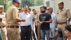 जिला अधिकारी कार्यालय पर मासूम का शव लेकर पहुचे परिजन