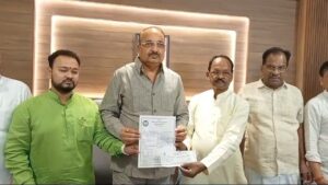 योगी सरकार में राज्य मंत्री स्वतंत्र प्रभार दिनेश सिंह भाजपा के सक्रिय सदस्य की श्रेणी में आ गए हैं।