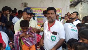 रोटी बैंक सोसाइटी बांदा ने भाई दूज पर ग्राम कुलकुम्हारी में किया बृहद कपड़ा वितरण।