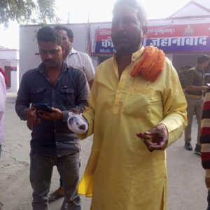 शराबी युवक ने फावड़ा मार कर पीपल नीचे बैठे युवक की उंगलियों को काटा।