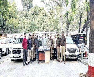 गोमतीनगर पुलिस टीम ने 5 अन्तर्राष्ट्रीय वाहन चोरों कों किया गिरफ्तार ।