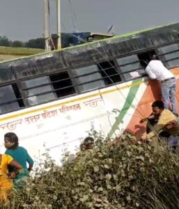 हादसे के बाद अनियंत्रित हुई सवारियों से भरी बस खाई में जा गिरी