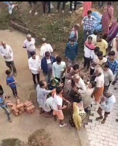 देवरिया के रामपुर थाना क्षेत्र के हिरन्दापुर मझरटिया टोला रामपुर में रास्ते को लेकर हुआ विवाद।