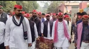 नेता मुलायम सिंह के पुण्यतिथि पर समाजवादी पार्टी के कार्यकर्ताओं ने प्रतिमा पर पुष्पाचन करते हुए