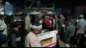 सड़क पर खड़ी टाटा मैजिक में अज्ञात कारणों के चलते अचानक से लगी आग।