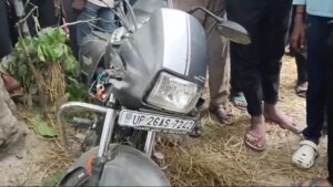शराब के नशे मोटरसाइकिल चालक ने मोटरसाइकिल को पेड़ से टकराया। 