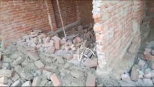 लोहे के सब्बर व हथौड़े से गिराई गई ग्राम प्रधान की दिवार,