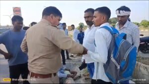 मदद की जगह पुलिस ने राहगीर का छीना मोबाइल