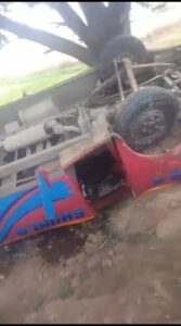 अनियंत्रित होकत पलटी सवारियों से भरी बस