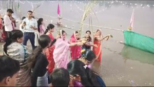 सूर्य देव को अर्घ्य देने के पश्चात व्रतियों ने व्रत का पारायण किया।